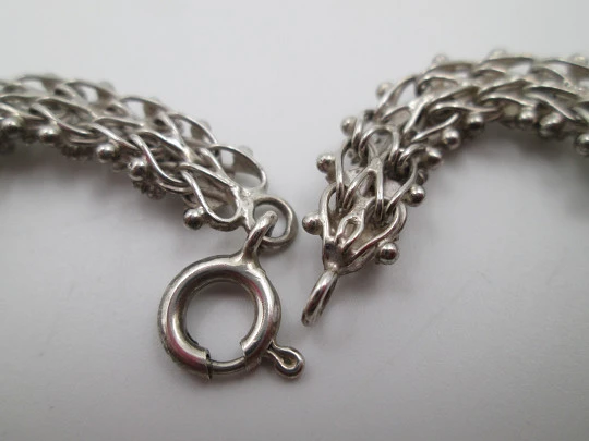 Pulsera trenzada para mujer en plata de ley. Motivos de rombos y bolas. Europa. 1980 Pulsera trenzada para mujer en plata de ley. Motivos de rombos y bolas. Europa. 1980