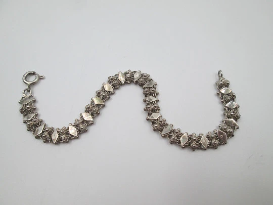Pulsera trenzada para mujer en plata de ley. Motivos de rombos y bolas. Europa. 1980 Pulsera trenzada para mujer en plata de ley. Motivos de rombos y bolas. Europa. 1980