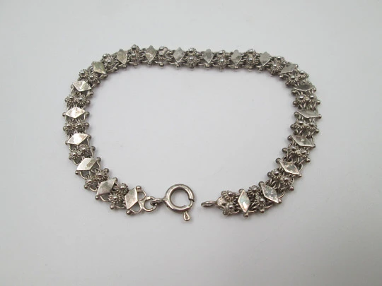 Pulsera trenzada para mujer en plata de ley. Motivos de rombos y bolas. Europa. 1980 Pulsera trenzada para mujer en plata de ley. Motivos de rombos y bolas. Europa. 1980