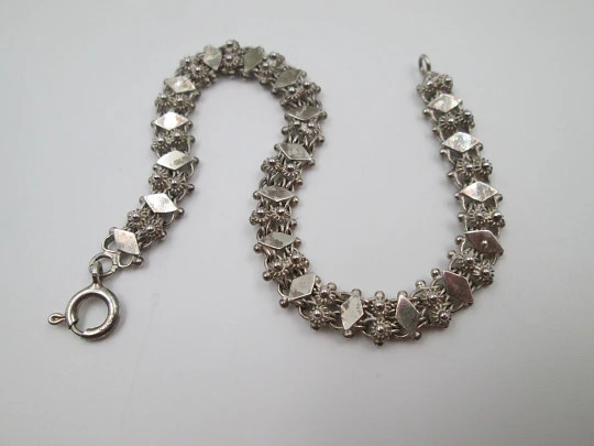 Pulsera trenzada para mujer en plata de ley. Motivos de rombos y bolas. Europa. 1980 Pulsera trenzada para mujer en plata de ley. Motivos de rombos y bolas. Europa. 1980