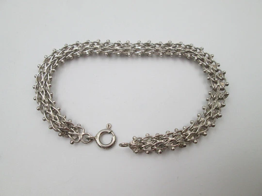 Pulsera trenzada para mujer en plata de ley. Motivos de rombos y bolas. Europa. 1980 Pulsera trenzada para mujer en plata de ley. Motivos de rombos y bolas. Europa. 1980