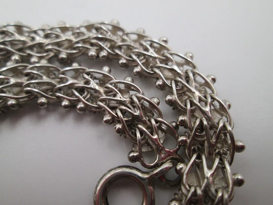 Pulsera trenzada para mujer en plata de ley. Motivos de rombos y bolas. Europa. 1980 Pulsera trenzada para mujer en plata de ley. Motivos de rombos y bolas. Europa. 1980