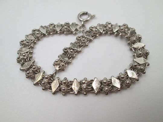Pulsera trenzada para mujer en plata de ley. Motivos de rombos y bolas. Europa. 1980 Pulsera trenzada para mujer en plata de ley. Motivos de rombos y bolas. Europa. 1980