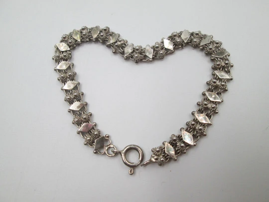 Pulsera trenzada para mujer en plata de ley. Motivos de rombos y bolas. Europa. 1980 Pulsera trenzada para mujer en plata de ley. Motivos de rombos y bolas. Europa. 1980