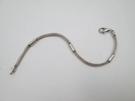 Pulsera unisex de cordón en plata de ley. Adornos tubulares. Cierre mosquetón. Italia