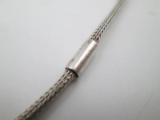 Pulsera unisex de cordón en plata de ley. Adornos tubulares. Cierre mosquetón. Italia
