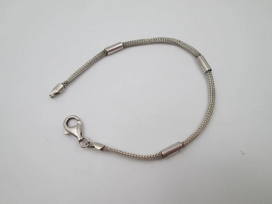 Pulsera unisex de cordón en plata de ley. Adornos tubulares. Cierre mosquetón. Italia