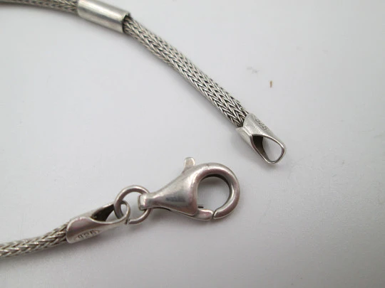 Pulsera unisex de cordón en plata de ley. Adornos tubulares. Cierre mosquetón. Italia