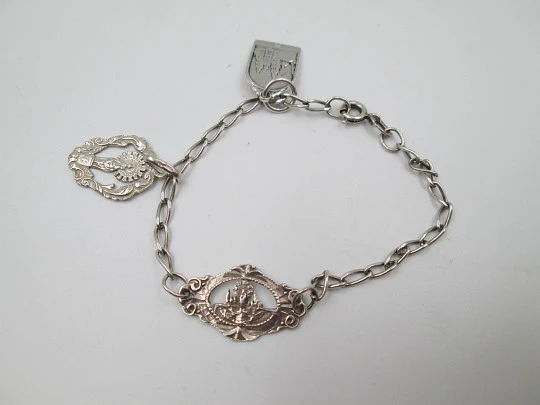 Pulsera Virgen del Pilar en plata de ley con medallas. Cierre de argolla. España. 1960