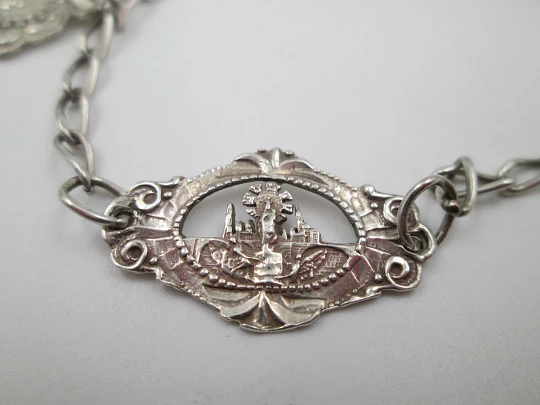 Pulsera Virgen del Pilar en plata de ley con medallas. Cierre de argolla. España. 1960
