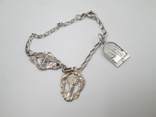 Pulsera Virgen del Pilar en plata de ley con medallas. Cierre de argolla. España. 1960