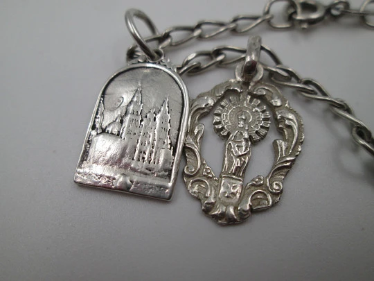 Pulsera Virgen del Pilar en plata de ley con medallas. Cierre de argolla. España. 1960