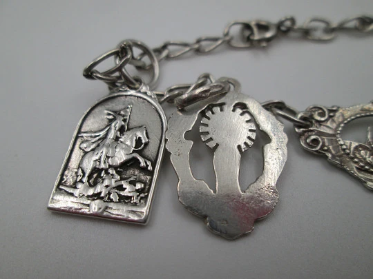 Pulsera Virgen del Pilar en plata de ley con medallas. Cierre de argolla. España. 1960