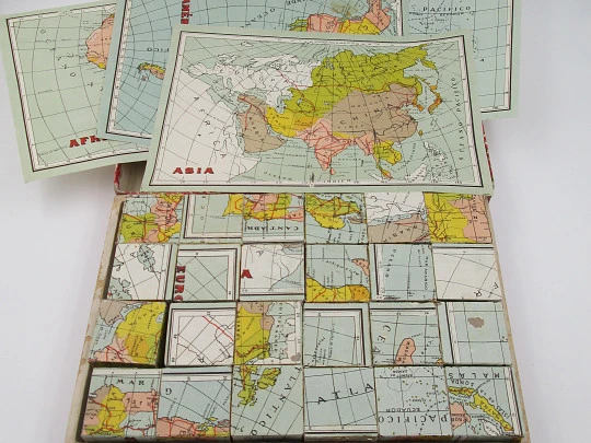 Puzzle geográfico cubos cartón. Rompecabezas mapamundi. 1950
