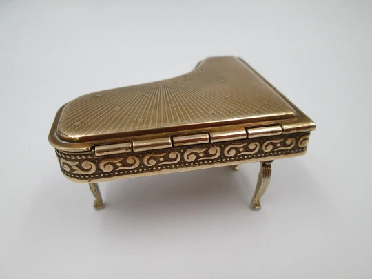 Pygmalion Sonato Piano musical powder compact. Gold plated. UK. 1954