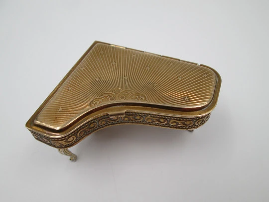 Pygmalion Sonato Piano musical powder compact. Gold plated. UK. 1954