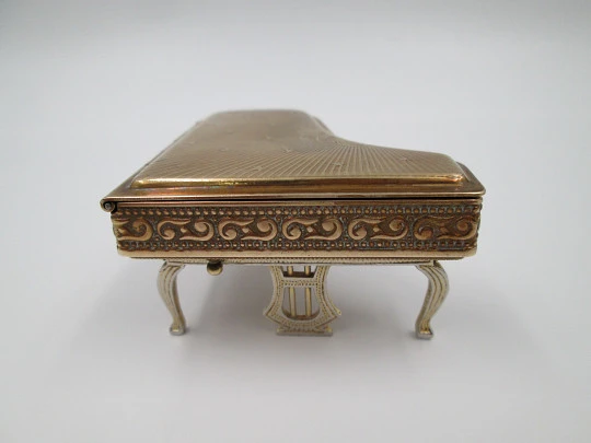 Pygmalion Sonato Piano musical powder compact. Gold plated. UK. 1954