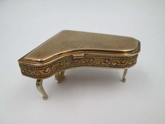 Pygmalion Sonato Piano musical powder compact. Gold plated. UK. 1954