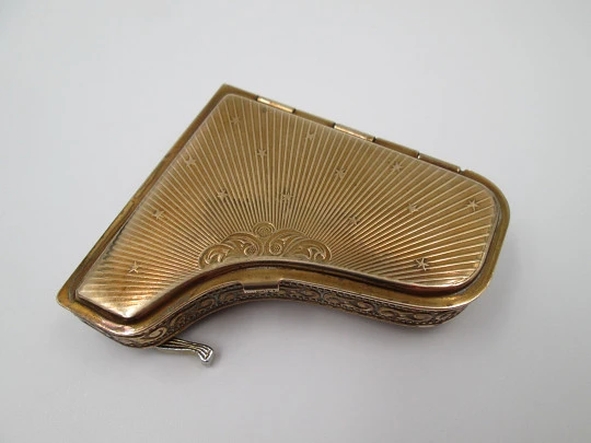 Pygmalion Sonato Piano musical powder compact. Gold plated. UK. 1954