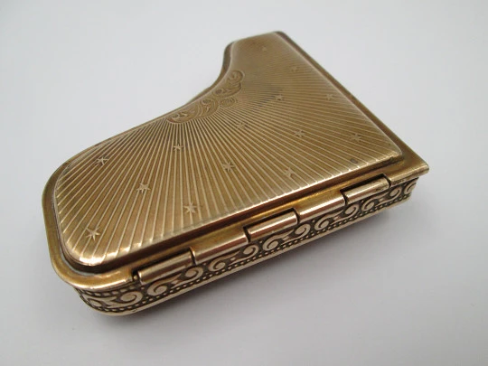 Pygmalion Sonato Piano musical powder compact. Gold plated. UK. 1954