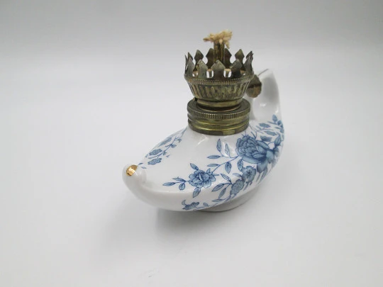 Quinqué / lámpara de mano. Porcelana azul y blanca. Motivos florales. Forma de naveta. 1970