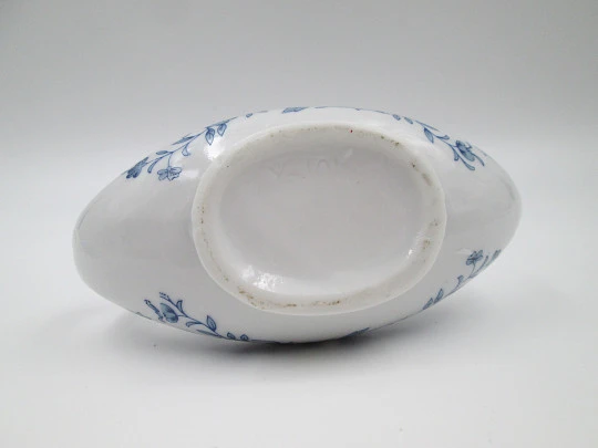 Quinqué / lámpara de mano. Porcelana azul y blanca. Motivos florales. Forma de naveta. 1970