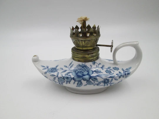 Quinqué / lámpara de mano. Porcelana azul y blanca. Motivos florales. Forma de naveta. 1970