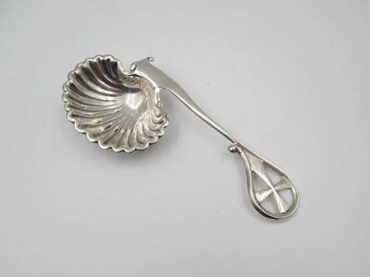 Rara concha de Bautismo con mango y adorno de cruz templaria. Plata de ley. España. 1960 Rara concha de Bautismo con mango y adorno de cruz templaria. Plata de ley. España. 1960