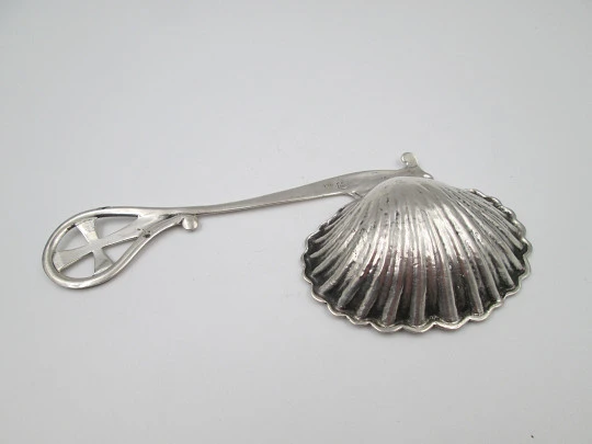Rara concha de Bautismo con mango y adorno de cruz templaria. Plata de ley. España. 1960