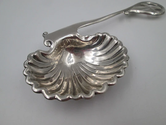 Rara concha de Bautismo con mango y adorno de cruz templaria. Plata de ley. España. 1960