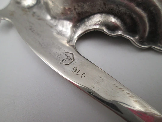 Rara concha de Bautismo con mango y adorno de cruz templaria. Plata de ley. España. 1960