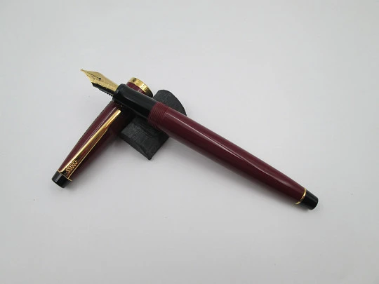 Rare Cross Solo Classic GT Turboprop fountain pen. Maroon red resin & gold plated details