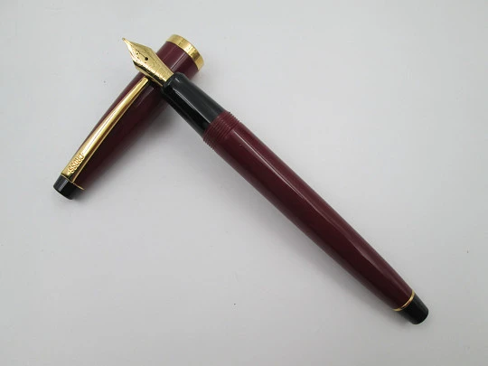 Rare Cross Solo Classic GT Turboprop fountain pen. Maroon red resin & gold plated details