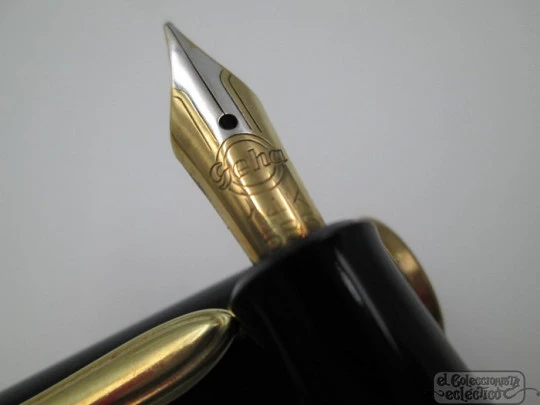 Rare Geha 760. Black celluloid and gold plated. 14K gold nib. 1950's