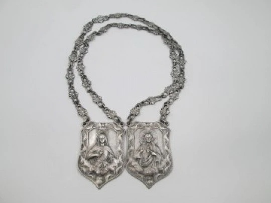 Rare giant scapular in sterling silver with chain. Virgin Mary and Heart Jesus. 1927 Rare giant scapular in sterling silver with chain. Virgin Mary and Heart Jesus. 1927