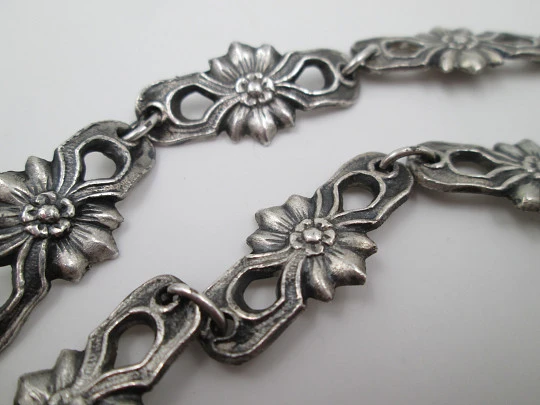 Rare giant scapular in sterling silver with chain. Virgin Mary and Heart Jesus. 1927 Rare giant scapular in sterling silver with chain. Virgin Mary and Heart Jesus. 1927