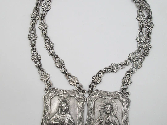 Rare giant scapular in sterling silver with chain. Virgin Mary and Heart Jesus. 1927