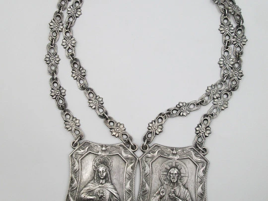Rare giant scapular in sterling silver with chain. Virgin Mary and Heart Jesus. 1927 Rare giant scapular in sterling silver with chain. Virgin Mary and Heart Jesus. 1927