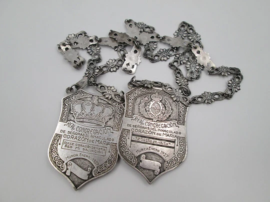 Rare giant scapular in sterling silver with chain. Virgin Mary and Heart Jesus. 1927 Rare giant scapular in sterling silver with chain. Virgin Mary and Heart Jesus. 1927