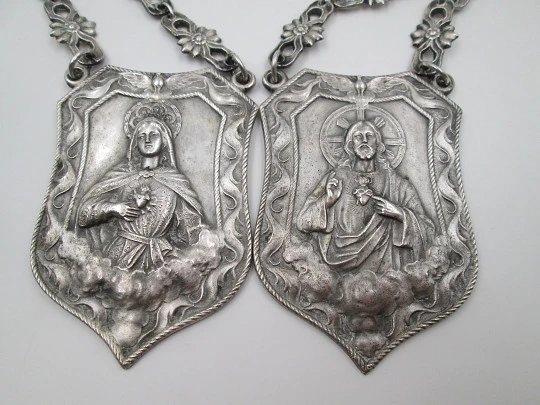 Rare giant scapular in sterling silver with chain. Virgin Mary and Heart Jesus. 1927 Rare giant scapular in sterling silver with chain. Virgin Mary and Heart Jesus. 1927