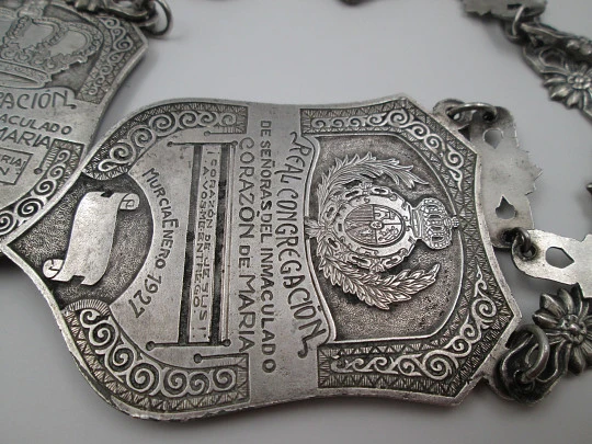 Rare giant scapular in sterling silver with chain. Virgin Mary and Heart Jesus. 1927 Rare giant scapular in sterling silver with chain. Virgin Mary and Heart Jesus. 1927