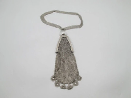 Raro bolso de malla. Asa móvil y cinta. Boquilla estrecha. Plata de ley 800. Europa. 1920