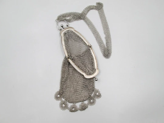 Raro bolso de malla. Asa móvil y cinta. Boquilla estrecha. Plata de ley 800. Europa. 1920