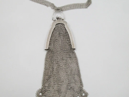 Raro bolso de malla. Asa móvil y cinta. Boquilla estrecha. Plata de ley 800. Europa. 1920