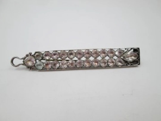 Raro broche de mujer con asa lateral. Plata de ley y zafiros blancos. 1930