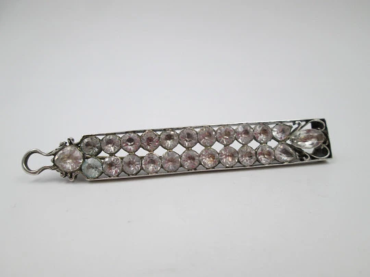 Raro broche de mujer con asa lateral. Plata de ley y zafiros blancos. 1930