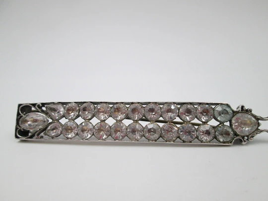 Raro broche de mujer con asa lateral. Plata de ley y zafiros blancos. 1930