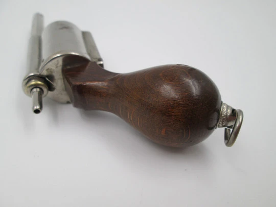 Raro combo mecánico victoriano. Revólver. Metal plateado y madera. 1880