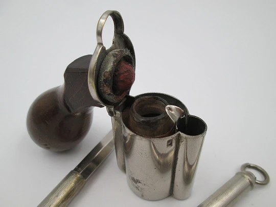 Raro combo mecánico victoriano. Revólver. Metal plateado y madera. 1880