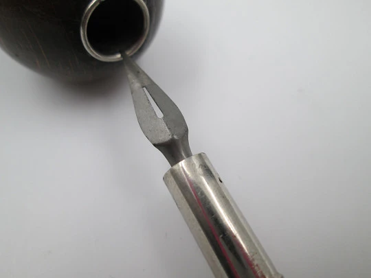 Raro combo mecánico victoriano. Revólver. Metal plateado y madera. 1880